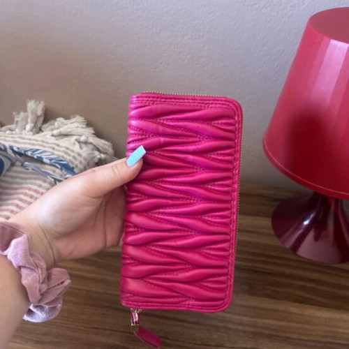 Women's fuchsia wallet like new with zipper and quilted design
