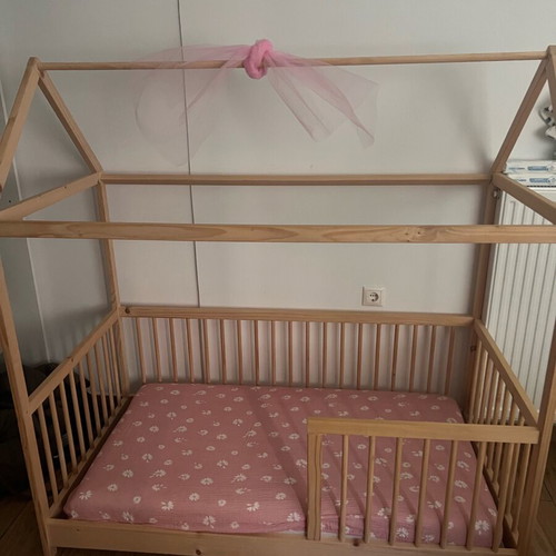 Montessori toddler floor bed like new with mattress and gift bedsheets