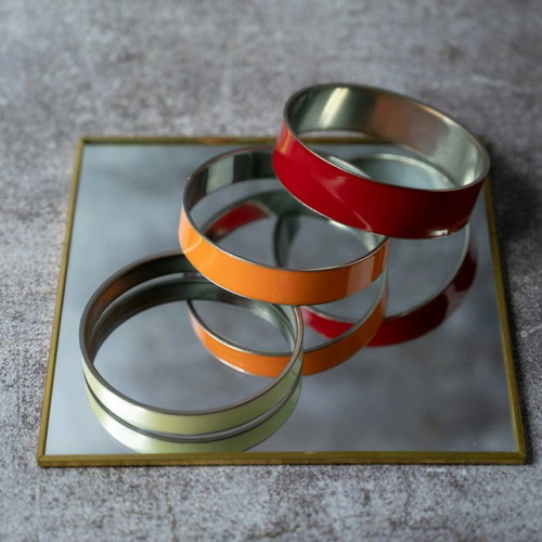 Metal bracelets used in three colors