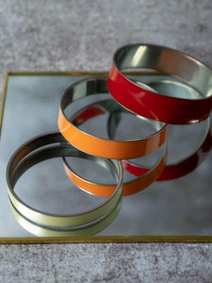 Metal bracelets used in three colors