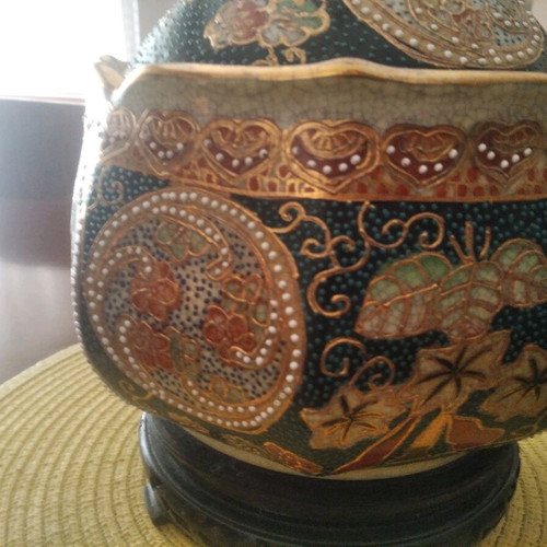 Satsuma container with lid and wooden base like new
