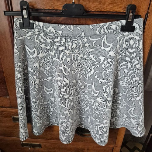Skirt size M like new, gray and white
