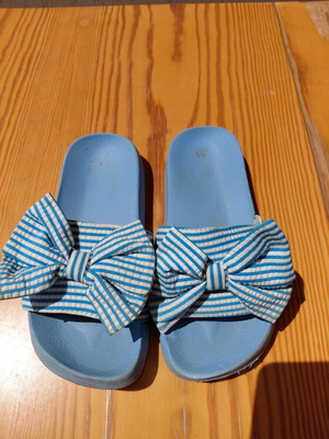 Girls' slippers used, size 28-29, blue