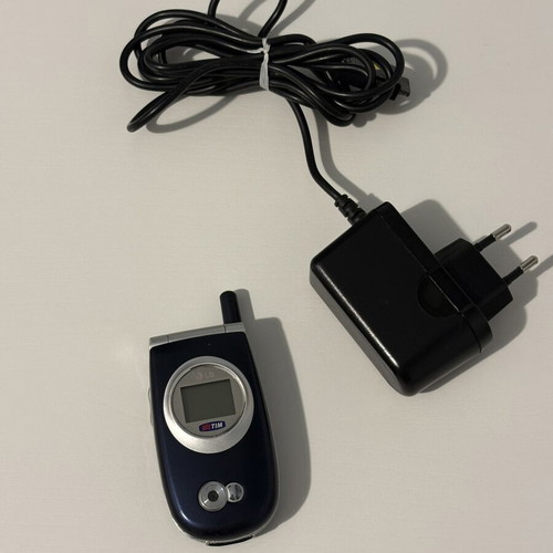 Vintage LG C2200 flip phone (2004), blue, with camera
