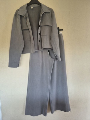 Women's grey two-piece set like new, cropped jacket and wide leg pants