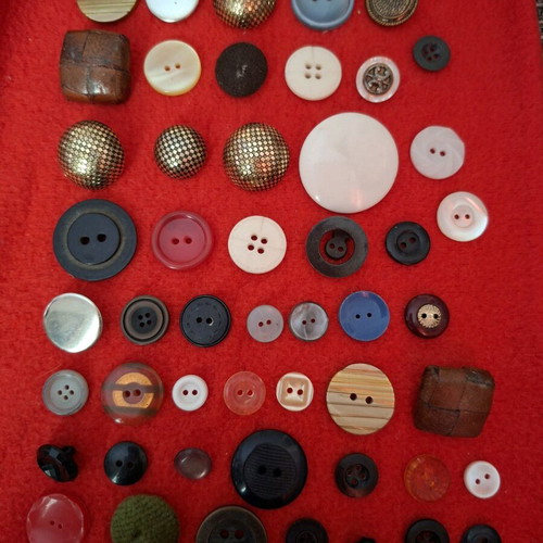 Vintage button collection pack of 710 pieces like new