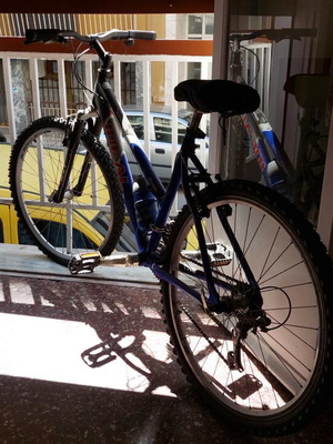 Ideal bicycle like new, blue, with gears and adjustable seat