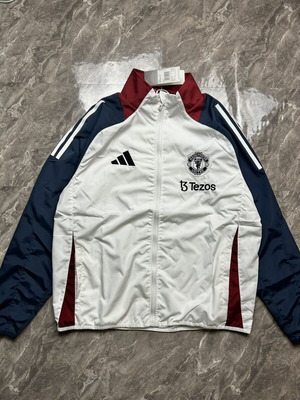 Adidas Manchester United 25/26 αθλητικό μπουφάν σε λευκό, μεγέθη L και XL με ετικέτες
