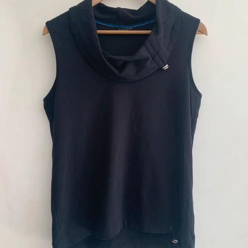 Black sleeveless top size L