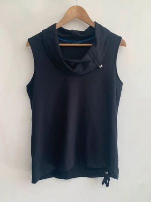 Black sleeveless top size L