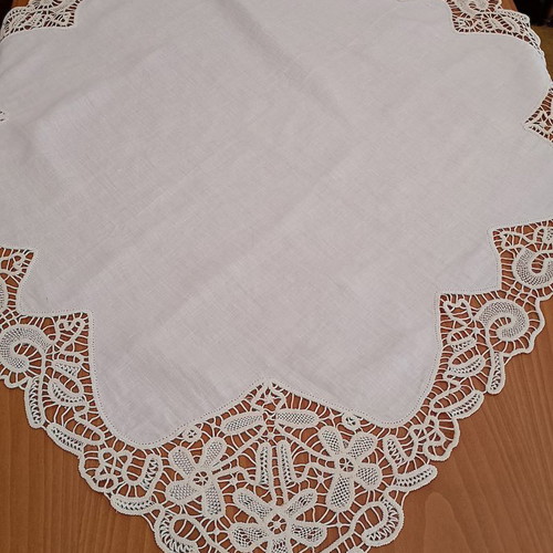 Handmade lace tablecloth ecru, like new, 90x90 cm