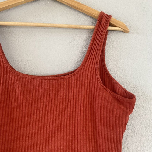 Ribbed T-shirt brick color used, size Medium