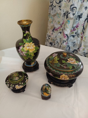 Cloisonné set of 4 pieces: vase, large and small covered containers, egg