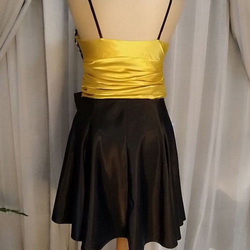 Evening dress like new with black sequins and yellow fabric