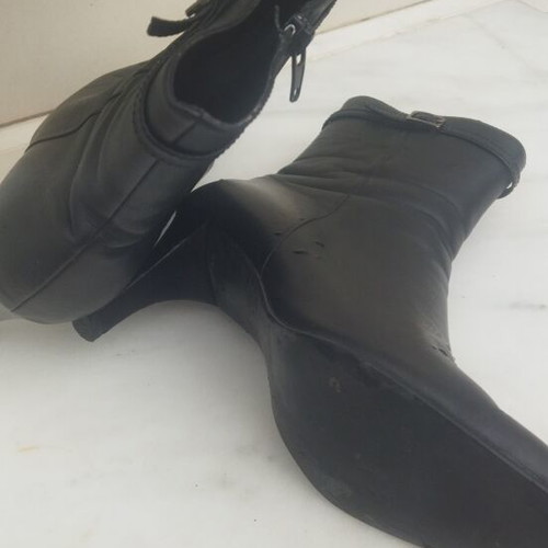 Leather women's ankle boots like new, black, low heel