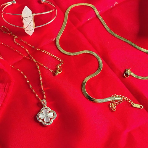 Jewelry set in gold tone like new