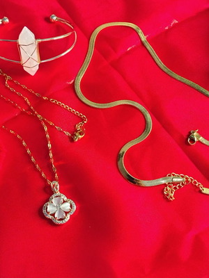 Jewelry set in gold tone like new