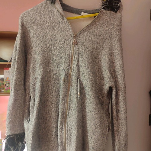 Women's gray jacket like new with zipper and hood size M