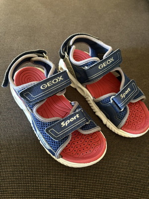Geox sandals size 32 used with light-up feature, blue