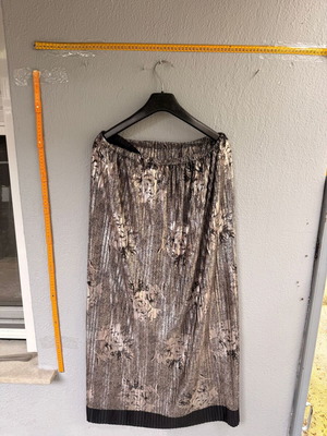 Metallic pleated midi skirt silver/gold like new with black hem