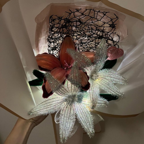 Bouquet with led custom made with 3 lilium flowers