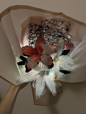 Bouquet with led custom made with 3 lilium flowers