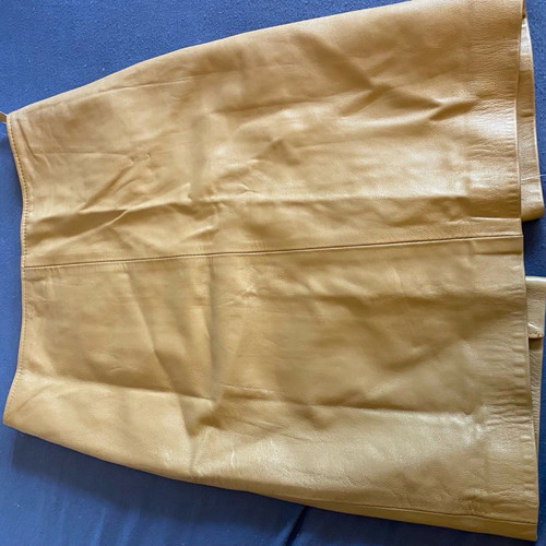 Leather skirt in camel color, size small