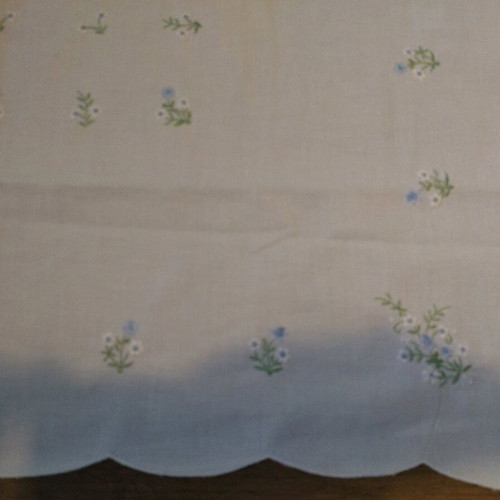 Table linens set of 2 doilies and 2 napkins in excellent condition