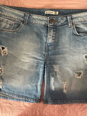 Stradivarius low-rise denim shorts used, light blue with rips