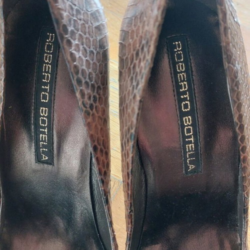 Roberto Botello brown pumps size 39 new with embossed snake pattern