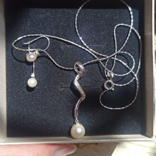 White gold, natural pearl