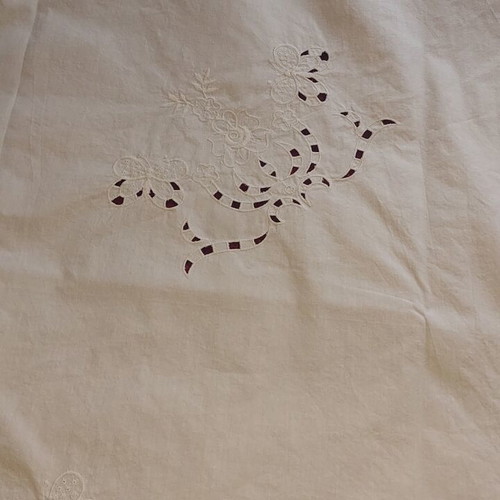 Cutwork linen set like new, 2 placemats 70x80 and 1 tablecloth 163x145