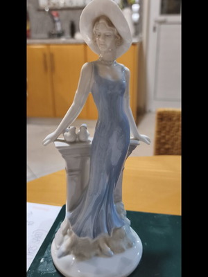 La Parissiene vintage porcelain figurine like new