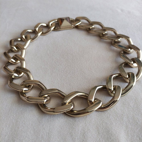 Chunky gold chain necklace used with magnetic clasp