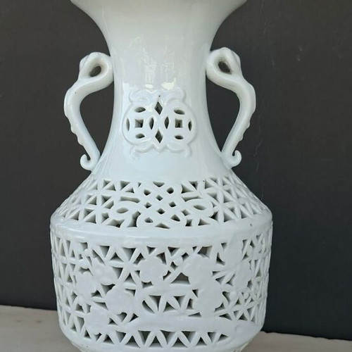 Table lamp made of white Dehua porcelain from China like new