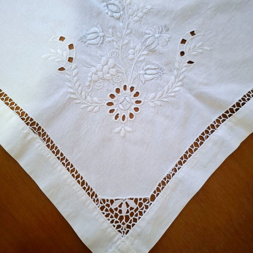 White square cutwork table linen like new, 84x84cm, 1980 embroidery