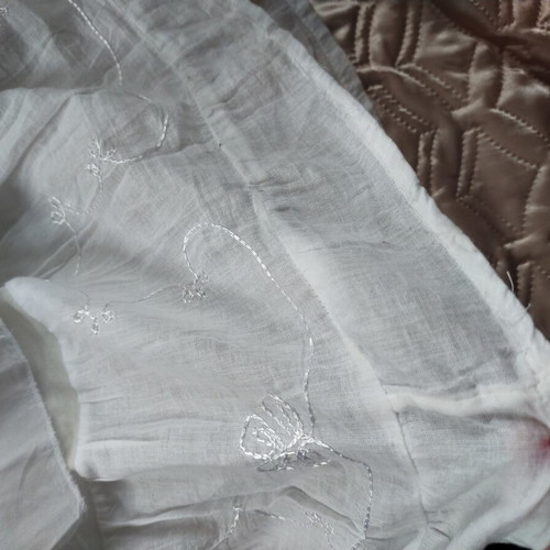 White summer dress used with lace and embroidery, length 130 cm