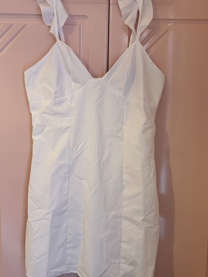 Dress white, like new, size L 40 12, short