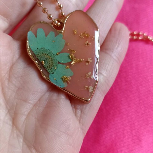Set of 2 flower pendants like new, multicolored