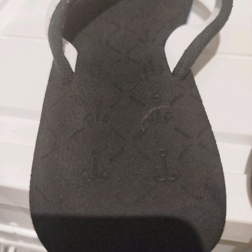 Runner slippers size 38 like new, black and white