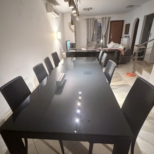Dining set Casa di Patsi with black glass and 8 leather chairs like new
