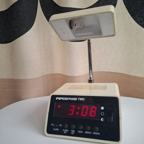 Μπεζ επιτραπέζιο φωτιστικό ρολόι ξυπνητήρι PIFCO PHASE TWO μεταχειρισμένο 1970s