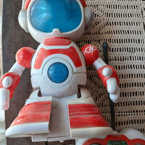 Manual robot with controller, like new, bright image and sounds