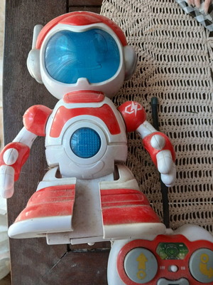 Manual robot with controller, like new, bright image and sounds