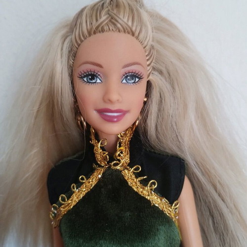 American Idol Barbie 2005 used with original earrings