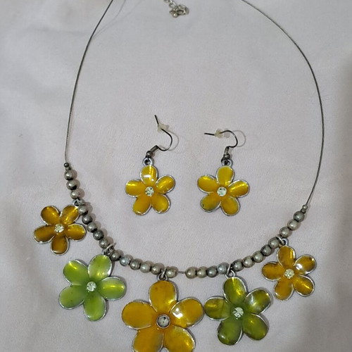 Jewelry set floral design necklace and earrings mustard and olive colors vintage style like new
