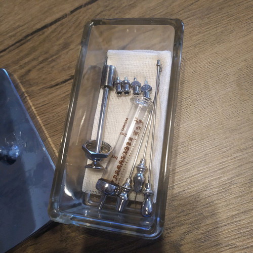 Vintage syringe set German origin like new in collectible glass case