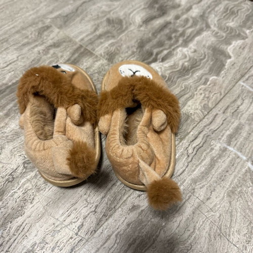 Children's lion-shaped slippers like new, size 22-23, brown
