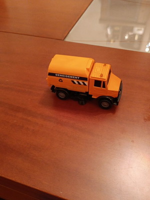 Mercedes Benz Unimog collectible 1/43 like new