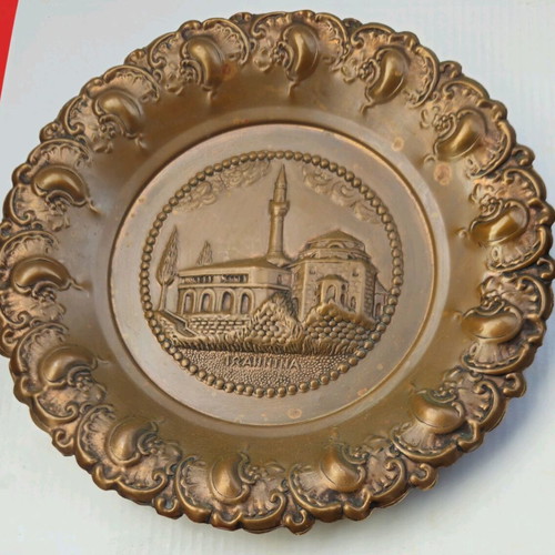 Decorative brass plate 21 cm diameter like new
